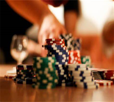 “Chinh Phục Chiến Lược Texas Hold'em: Hướng Dẫn Toàn Diện Từ Phân Tích Dạng Bài Đến Chiến Thuật Tâm Lý”